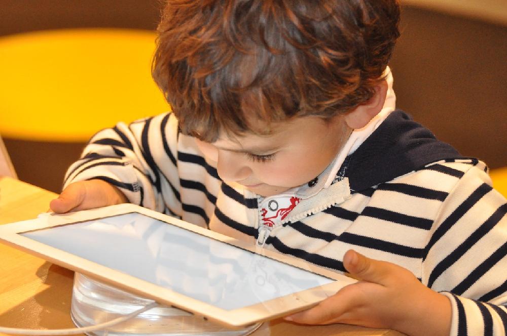 Jak nowe technologie wpływają na rozwój dziecka?
